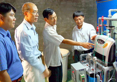 Ông Chu Hoàng Thái hướng dẫn đoàn cán bộ của Sở KH-CN Cà Mau cách sử dụng hệ thống lọc TĐC.