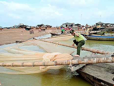 Khai thác thủy sản trên hồ trị an