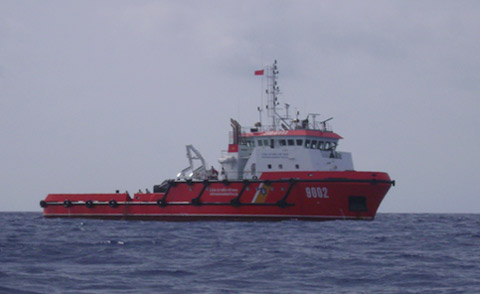 Lại dắt thành công tàu cá cùng 12 ngư dân bị nạn từ Hoàng Sa