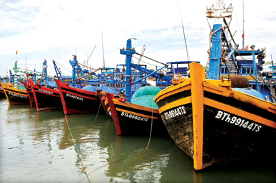 Hỗ trợ thuyền đánh bắt khơi xa