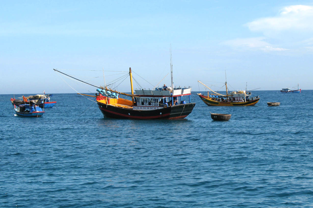 Khai thác thủy sản an toàn trong mùa bão