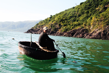 kiểm tra bẫy tôm hùm