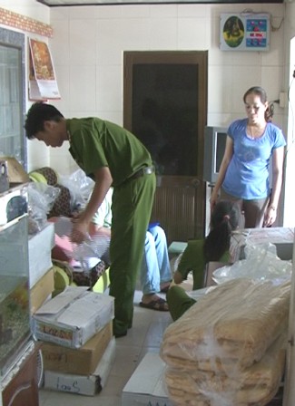 Công an kiểm tra thực phẩm tại nhà bà Hà