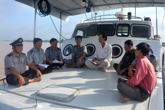 kiểm tra ngư dân