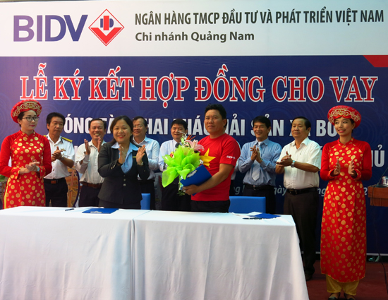 ký kết hợp đồng vay vốn