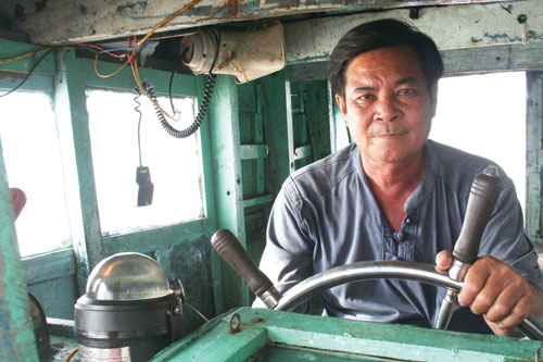 Ngư dân Lâm Văn Luông (54 tuổi), Đội tàu an toàn số 1, Rạch Gốc, H.Ngọc Hiển,  Cà Mau tham gia cứu hộ nhiều người gặp nạn trên biển và bản thân ông cũng được cứu giúp khi tàu bị sự cố ngoài khơi - Ảnh: Tiến Trình