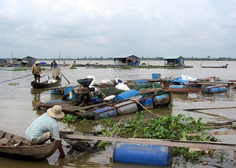 Cả một làng bè tan hoang, hư hỏng, thiệt hại nặng nề sau sạt lở kinh hoàng.