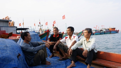 Lão Chinh (bìa phải) gặp gỡ ngư dân trong nghiệp đoàn - Ảnh: V.Minh