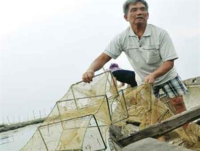 Đôi mắt bị mù nhưng cuộc sống gắn chặt với sông nước phá Tam Giang nên mọi công việc đánh bắt, ông Nguyễn Dê đều thao tác thành thục, mau lẹ.