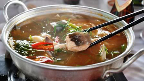 Giữa tiết trời mùa đông giá lạnh, cùng bạn bè người thân quây quần bên bếp lẩu cá lăng, vừa nóng hổi vừa hấp dẫn, thật chẳng còn gì thích thú bằng (Ảnh: Internet)