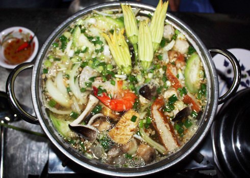 Lẩu cua đồng là món ăn phổ biến của người dân miền Tây Nam bộ. Ảnh: T.T.