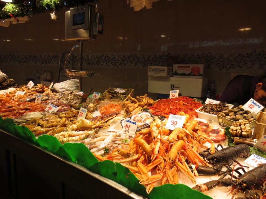 Các mặt hàng thủy, hải sản được bán tại chợ