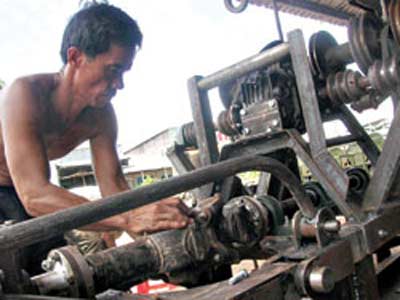 Ông Dũng đang làm máy hút cát - Ảnh: Thanh Dũng