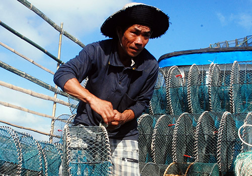 Nhiều ngư dân xã Duy Hải đầu tư mua sắm thêm lờ để đánh bắt ghẹ.