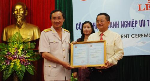 Tổng cục trưởng Tổng cục Hải quan Nguyễn Ngọc Túc trao Quyết định công nhận doanh nghiệp ưu tiên cho Công ty CP tập đoàn Thuỷ sản Minh Phú năm 2011.