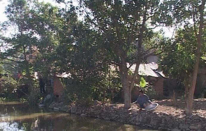 Ông Tập (trái) hướng dẫn ông Trần Văn Trung chăm sóc cá.