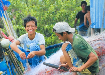 Ngư dân cửa biển Hương Mai chuẩn bị ngư cụ ra khơi.