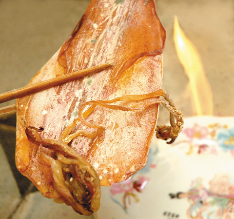 Mẫu mực khô, cá nục hấp sấy khô Tiền Phong gửi phân tích phát hiện chất Bifenthrin.&nbsp;&nbsp;Ảnh: Hoàng Lam .