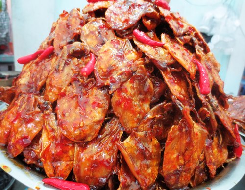 Mực rim lên màu hấp dẫn sau khi ngấm gia vị. Ảnh: Khánh Ly