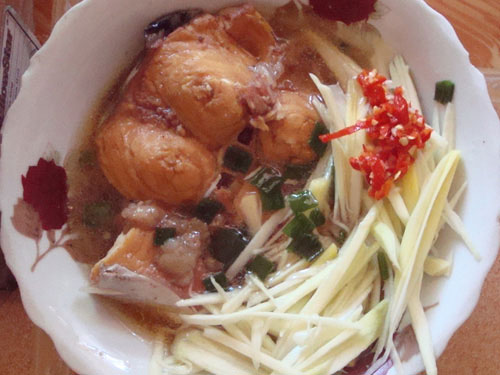 Cá bông lau kho lạt ăn với xoài sống bằm - Ảnh: P.K