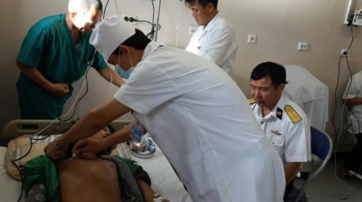 Cấp cứu cho ngư dân trên tàu đánh cá Tiền Giang.