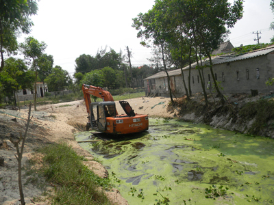 Người dân xã Ngư Thủy Bắc cải tạo lại ao hồ để tiến hành nuôi cá lóc trong năm 2013.