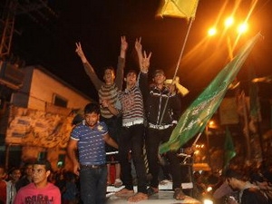 Hàng nghìn người dân Palestin đã đổ ra đường phố ở Dải Gaza, hoan nghênh lệnh ngừng bắn giữa Hamas và Israel. (Ảnh: THX/TTXVN)