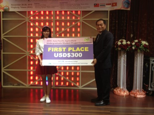 nhận giải thưởng