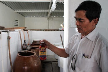 Nước mắm Châu Sơn, nước mắm sản xuất theo phương thức cổ truyền ở Nha Trang.
