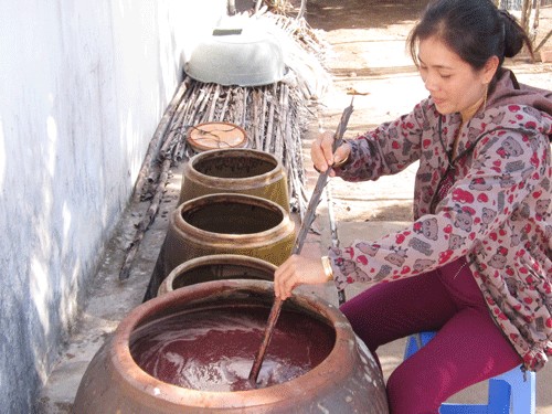 Chị Hồng đang trộn rươi để làm nước mắm.