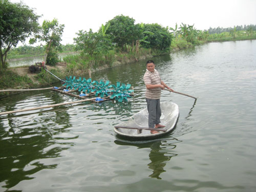 Hệ thống máy quạt nước tạo sóng tại mô hình nuôi cá thâm canh của anh Ngô Xuân Trường thôn Phú Thọ, xã Quảng Phú (Lương Tài).