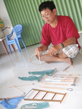 Ông Ba Léo và những mẫu vật dụng cụ bắt thủy sản được phục chế.