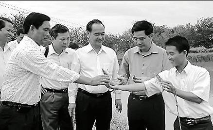 Anh Xuân (ngoài cùng, bên phải) giới thiệu mô hình nuôi tôm sú cho hiệu quả kinh tế cao