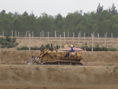 Công trình bị đình chỉ nhưng các máy xúc, máy cẩu vẫn hoạt động bình thường.