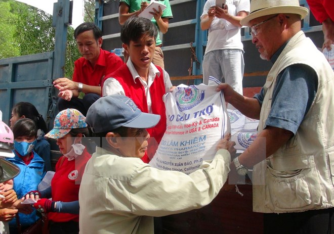 phát gạo cho ngư dân