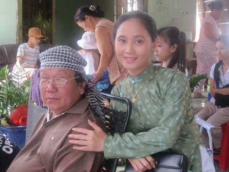 Đạo diễn Hồ Ngọc Xum (trái) trên trường quay