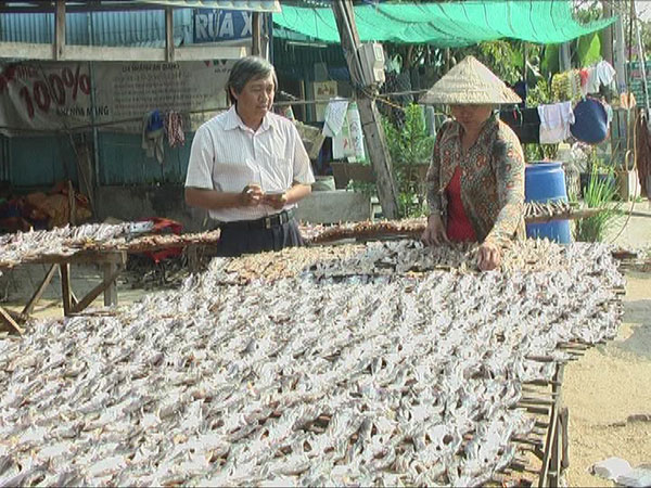 phơi khô cá lóc