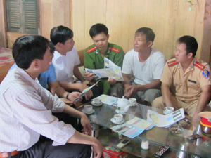 Tuyên truyền, phổ biến các quy định đánh bắt thủy sản tại ngư hộ xóm Nưa, xã Vầy Nưa (Đà Bắc).