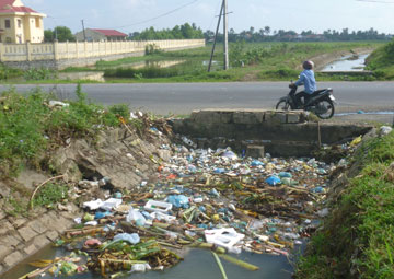 Rác ở kênh chính Nam