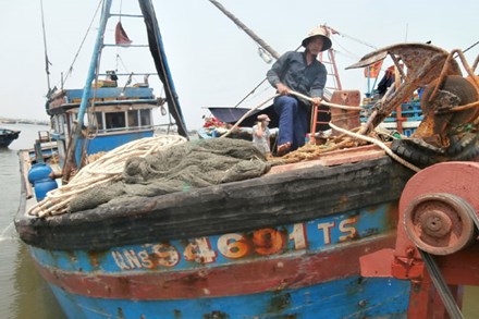 Ngư dân miền Trung vươn khơi bám biển.