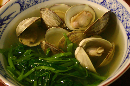 Canh rau muống nấu nghêu