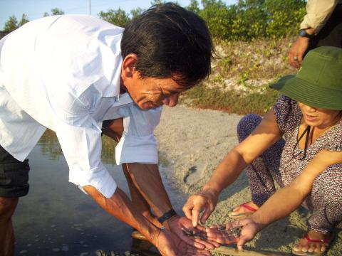 Kiểm tra ao nuôi sá sùng