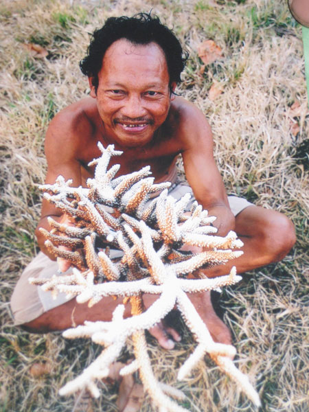 Ông Bảy Khải, một thợ lặn nổi tiếng ở Hòn Mấu, đã gần 60 tuổi vẫn còn làm bạn với “hà bá” - Ảnh: Hoài Phương)