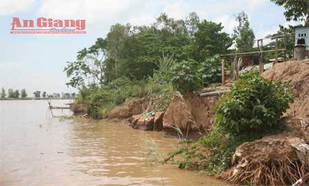 Sat lở đất ven sông