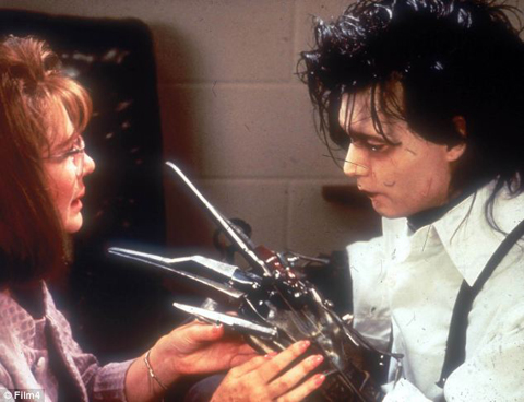 Johnny Depp từng vào vai quái nhân có bàn tay làm bằng kéo trong "Edward Scissorhands" (1990). Ảnh: Film4.
