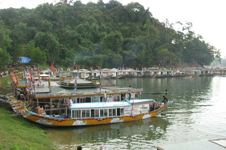 Sông Hương đoạn trước điện Hòn Chén - nơi được cho là có “rùa thần” nghìn ký xuất hiện.