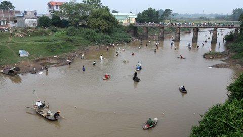 Cứ lúc nào con nước cạn, hàng trăm người dân xã Ngọc Liệp lại rủ nhau ra khúc sông Tích này đánh bắt cá bằng đủ cách, đủ loại phương tiện.