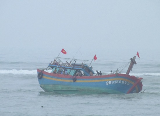 tàu cá mắc cạn