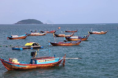 tàu cá trên biển