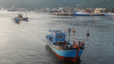 Tàu cá của ngư dân Quảng Ngãi trở về từ vùng biển Hoàng Sa (ảnh chụp chiều 15-5) - Ảnh: HỮU KHÁ